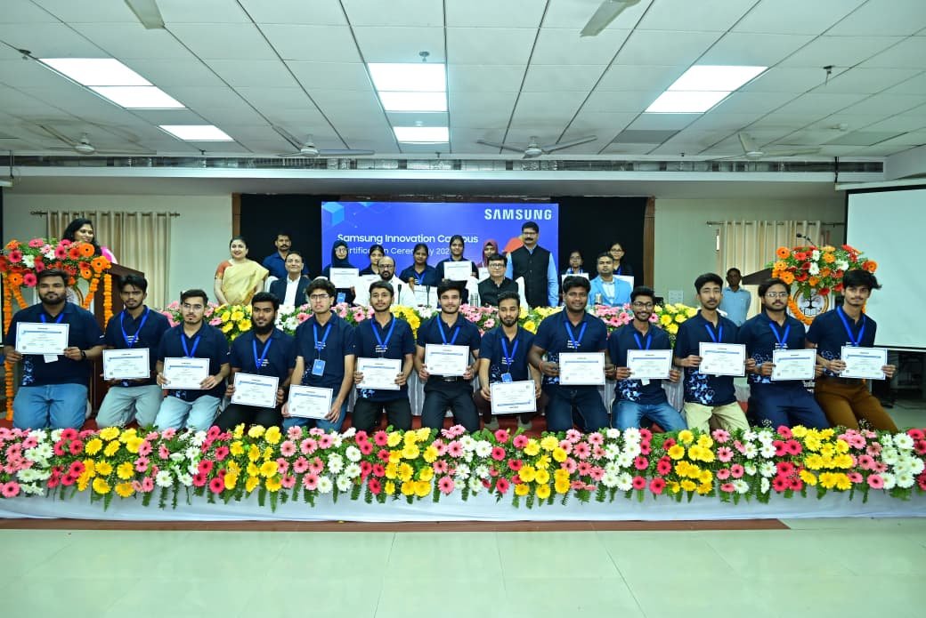 UP: तकनीकी शिक्षा से सशक्त हो रहे युवा, मंत्री योगेंद्र उपाध्याय ने छात्रों को दिए प्रमाणपत्र