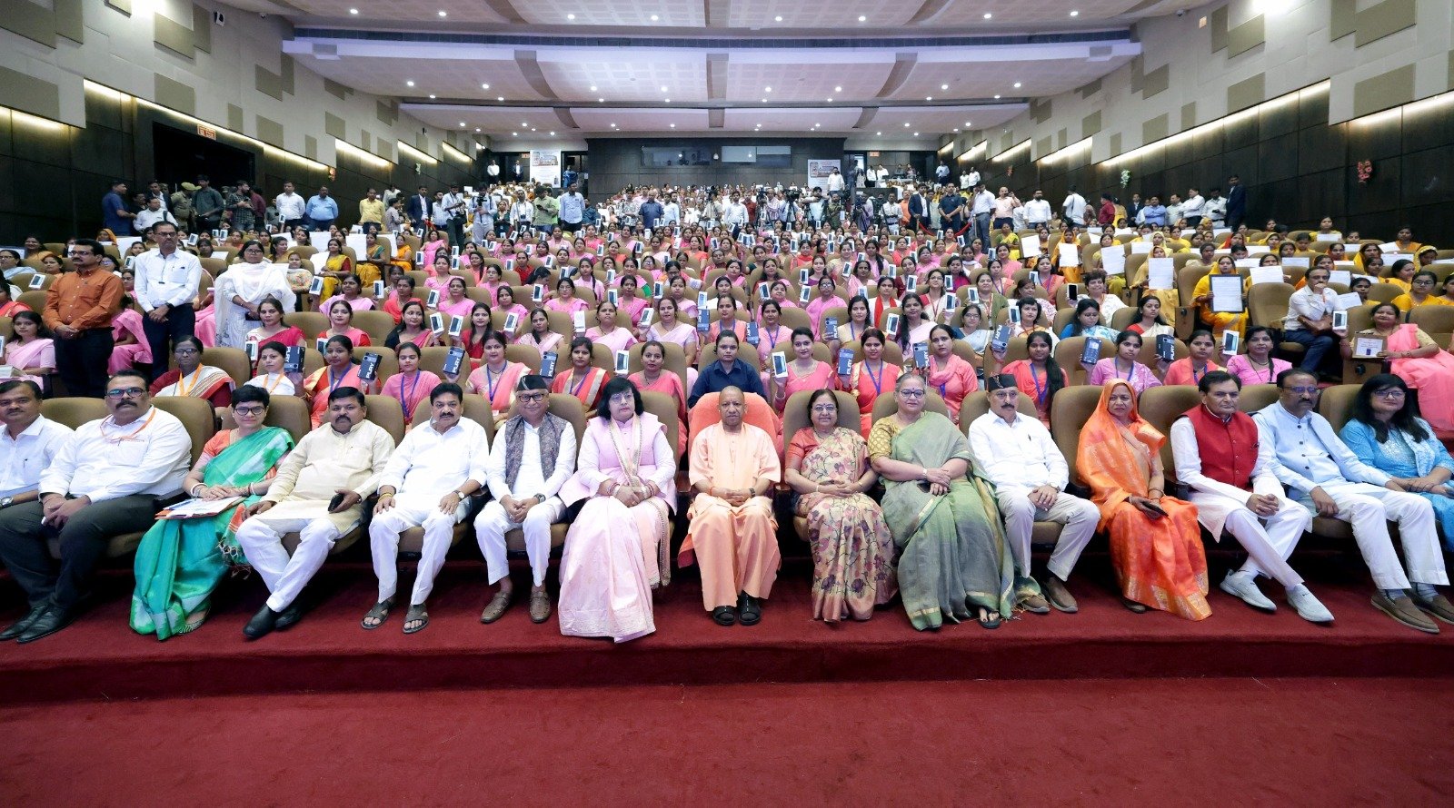 UP: आंगनबाड़ी कार्यकत्रियों सीएम योगी के हाथों मिला नियुक्ति पत्र और स्मार्टफोन