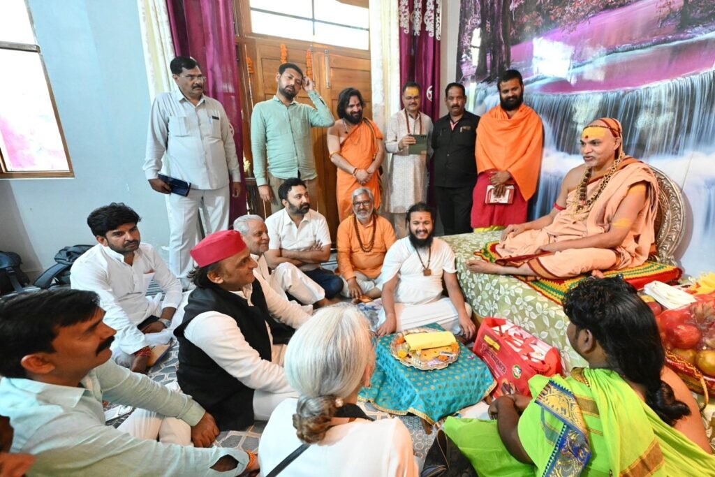 Akhilesh Yadav: अविमुक्तेश्वरानंद से मिले अखिलेश यादव, बोले- नकली संतों का अंत..