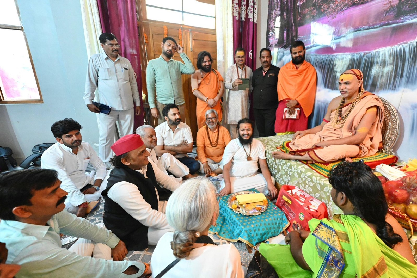 Akhilesh Yadav: अविमुक्तेश्वरानंद से मिले अखिलेश यादव, बोले- नकली संतों का अंत..