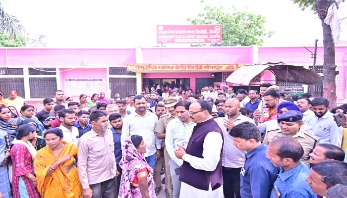 सिधौली सीएचसी पहुंचे Brajesh Pathak, गंदगी एवं पेयजल व्यवस्थाओं को देख भड़के डिप्टी सीएम