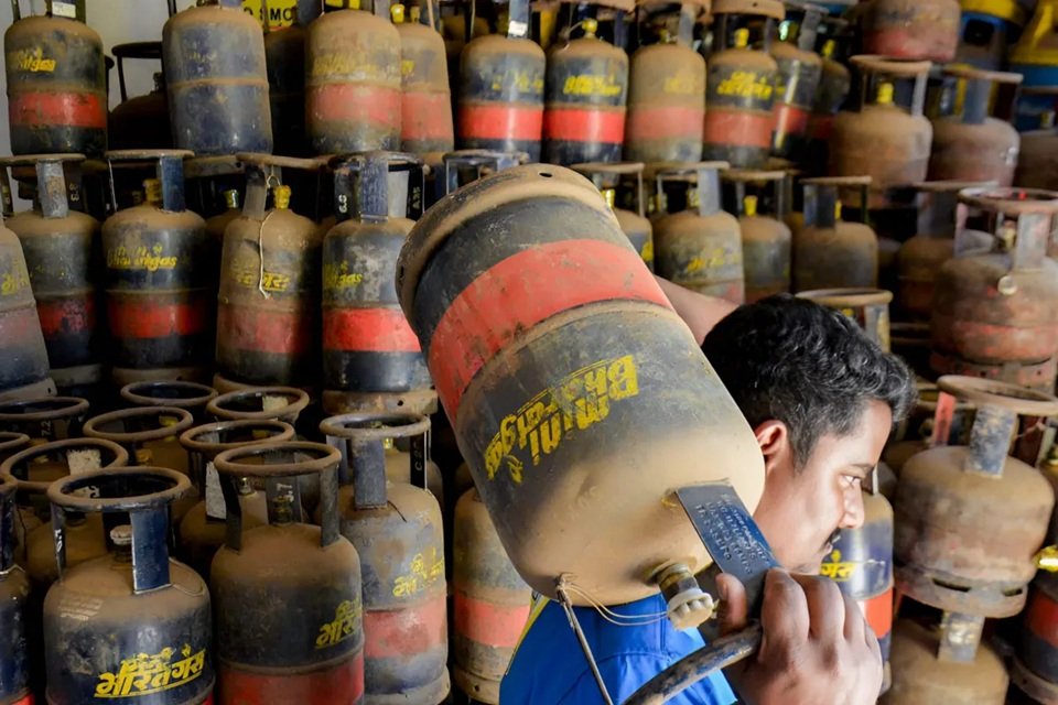 LPG News: व्यवसायों को राहत देगी सरकार, मासिक जरूरत का 20 प्रतिशत गैस उपलब्ध कराया जाएगा
