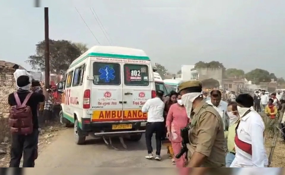 Prayagraj: कोल्ड स्टोरेज का हिस्सा गिरने से हुआ बड़ा हादसा, इलाके में मची अफरा-तफरी