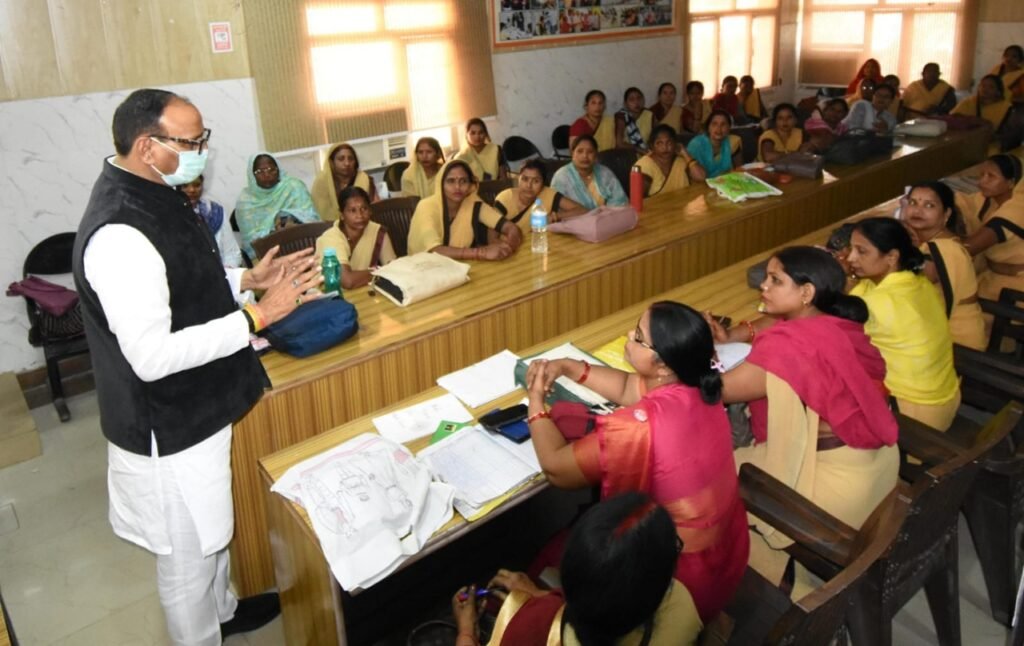 औचक निरीक्षण पर चिनहट सीएचसी पहुंचे Brajesh Pathak, दिए सख्त निर्देश