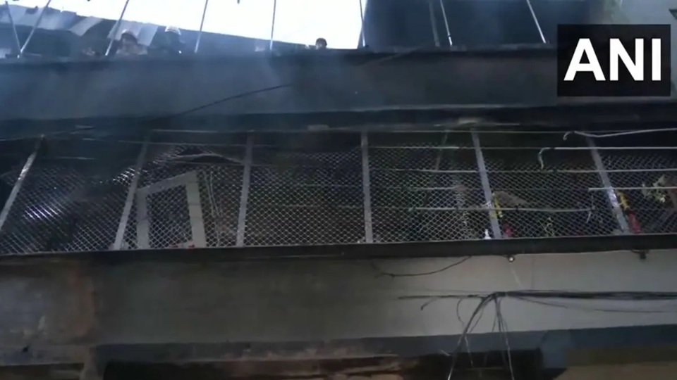 Indore: चार्जिंग प्वाइंट की चिंगारी से घर में लगी भीषण आग, छह की मौत