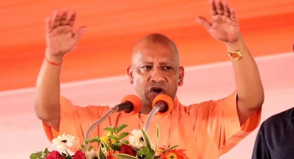 Gorakhpur: भगवान नरसिंह की रंगभरी शोभायात्रा में सम्मिलित हुए CM Yogi