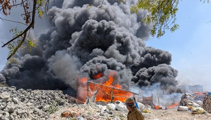 गाजियाबाद में 150 झुग्गियों में लगी भीषण आग, एक-एक कर फटे कई सिलेंडर