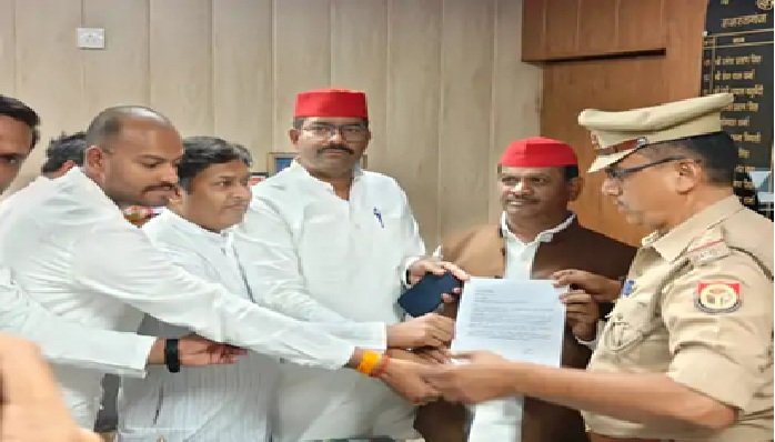 सपा-कांग्रेस का झंडा जलाने पर कार्यकर्ता नाराज, अपर्णा यादव के खिलाफ दी तहरीर