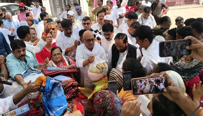 लखनऊ अग्निकांड के पीड़ितों से मिले कांग्रेस प्रदेश अध्‍यक्ष अजय राय, बांटी राहत सामग्री