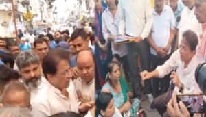 सेंट्रल मार्केट विवाद में व्यापारियों को नोटिस, महिलाओं से सांसद अरुण गोविल बोले- सरकार आपके साथ