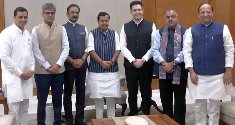 AAP के राज्यसभा सांसद राघव चड्ढा ने थामा BJP का दामन, अशोक मित्तल भी हुए शामिल