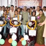 बरेली में यूपी बोर्ड के 10 मेधावियों को मिले ई-स्कूटर, कई अन्‍य सौगातों का भी ऐलान