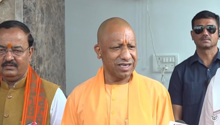 यूपी विधानसभा में सपा का जबरदस्त प्रदर्शन, CM योगी बोले- सपा जन्मजात महिला विरोधी