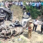 उन्‍नाव में बोलेरो पर पलटा गिट्टी लदा डंपर, हादसे में मां-बेटी समेत छह लोगों की मौत