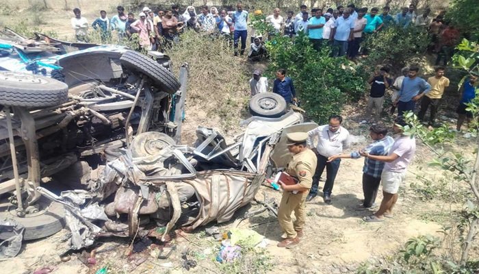 उन्‍नाव में बोलेरो पर पलटा गिट्टी लदा डंपर, हादसे में मां-बेटी समेत छह लोगों की मौत