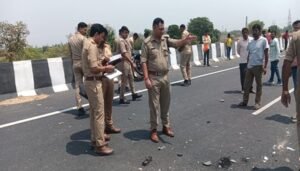 शाहजहांपुर में भीषण सड़क हादसा, दंपति और दो बच्चों ने तोड़ा दम