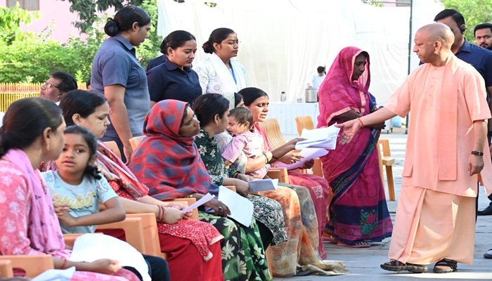 गोरखनाथ मंदिर में सीएम योगी ने सुनीं 200 लोगों की समस्याएं, अधिकारियों को दिए निर्देश