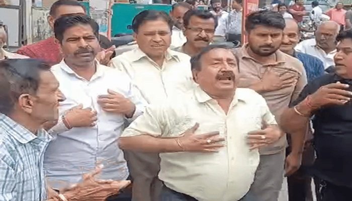 मेरठ में दुकानों की सीलिंग देखकर कारोबारी को हार्टअटैक, व्यापारी बोले- अफसरों की बेईमानी ने मार दिया