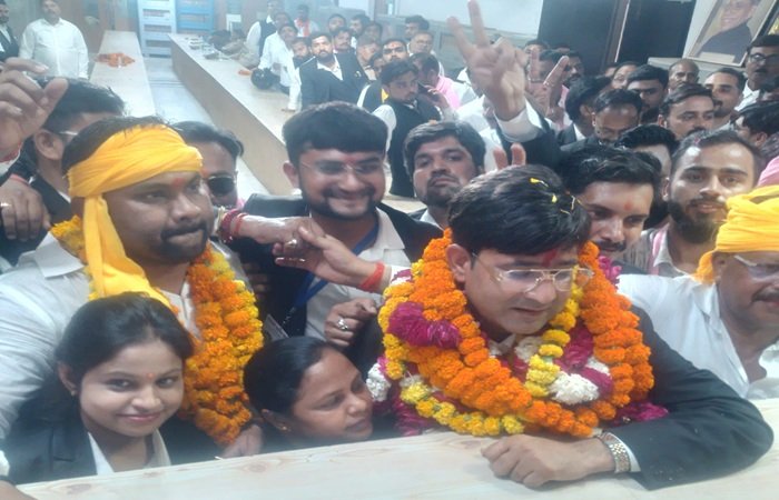 लखनऊ बार एसोसिएशन चुनाव, आदर्श कुमार मिश्रा ने किया महामंत्री पद के लिए नामांकन