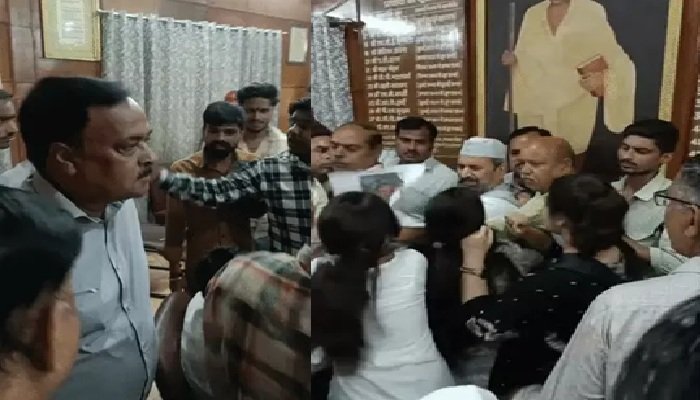 बरेली कॉलेज के चीफ प्रॉक्टर का साध्वी पर आपत्तिजनक पोस्ट, प्रिंसिपल ऑफिस में घुसे गुस्‍साए छात्र