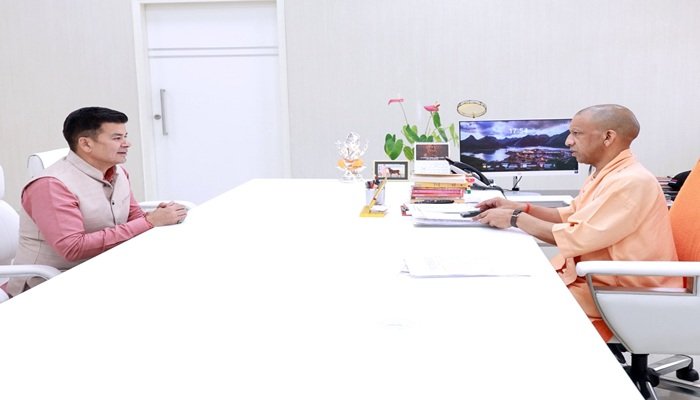 बरेली मेयर डॉ. उमेश गौतम ने की सीएम योगी से मुलाकात, विकास और कार्ययोजना पर की चर्चा  