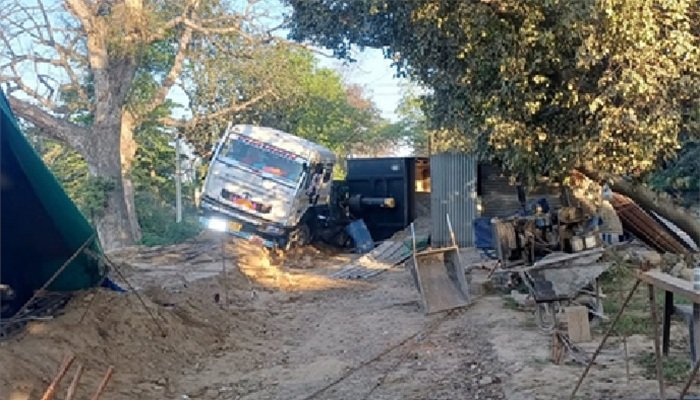 सहारनपुर में पांच मजदूरों पर बजरी से भरा ट्रक पलटा, तीन लोगों की मौत