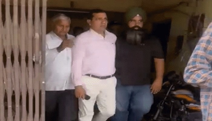 बागपत में 15 हजार रिश्वत लेने वाला मुख्य गन्ना अधिकारी गिरफ्तार, जानिए पूरा मामला