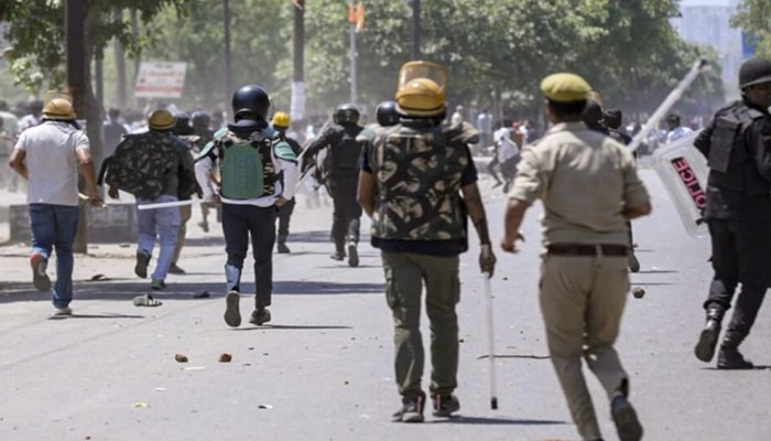 नोएडा में फैक्‍ट्री कर्मचारियों और पुलिस में झड़प, पथराव; अब तक 300 से ज्‍यादा गिरफ्तारी