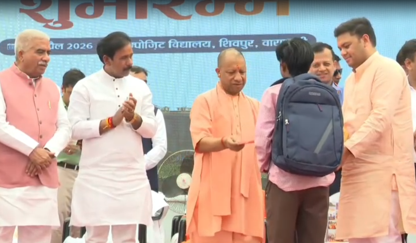 Varanasi: सीएम योगी ने बाबा विश्वनाथ और कालभैरव के किए दर्शन, UP में शुरू हुआ स्कूल चलो अभियान