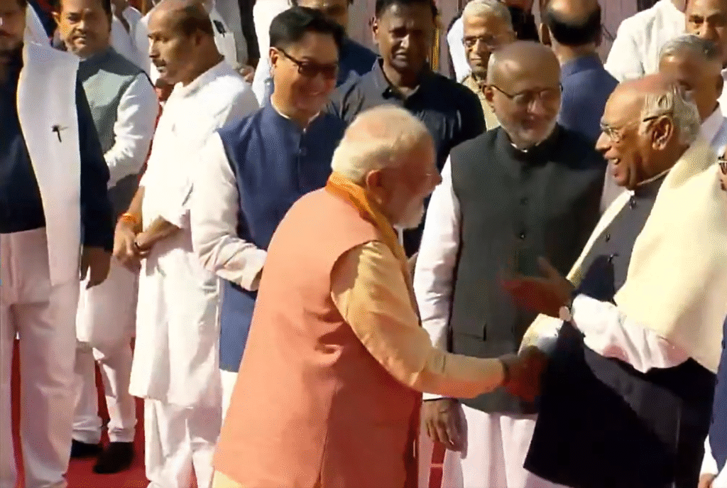 Politics: बातचीत के दौरान खिलखिला कर हंस पड़े पीएम मोदी और मल्लिकार्जुन खरगे, देखें वीडियो