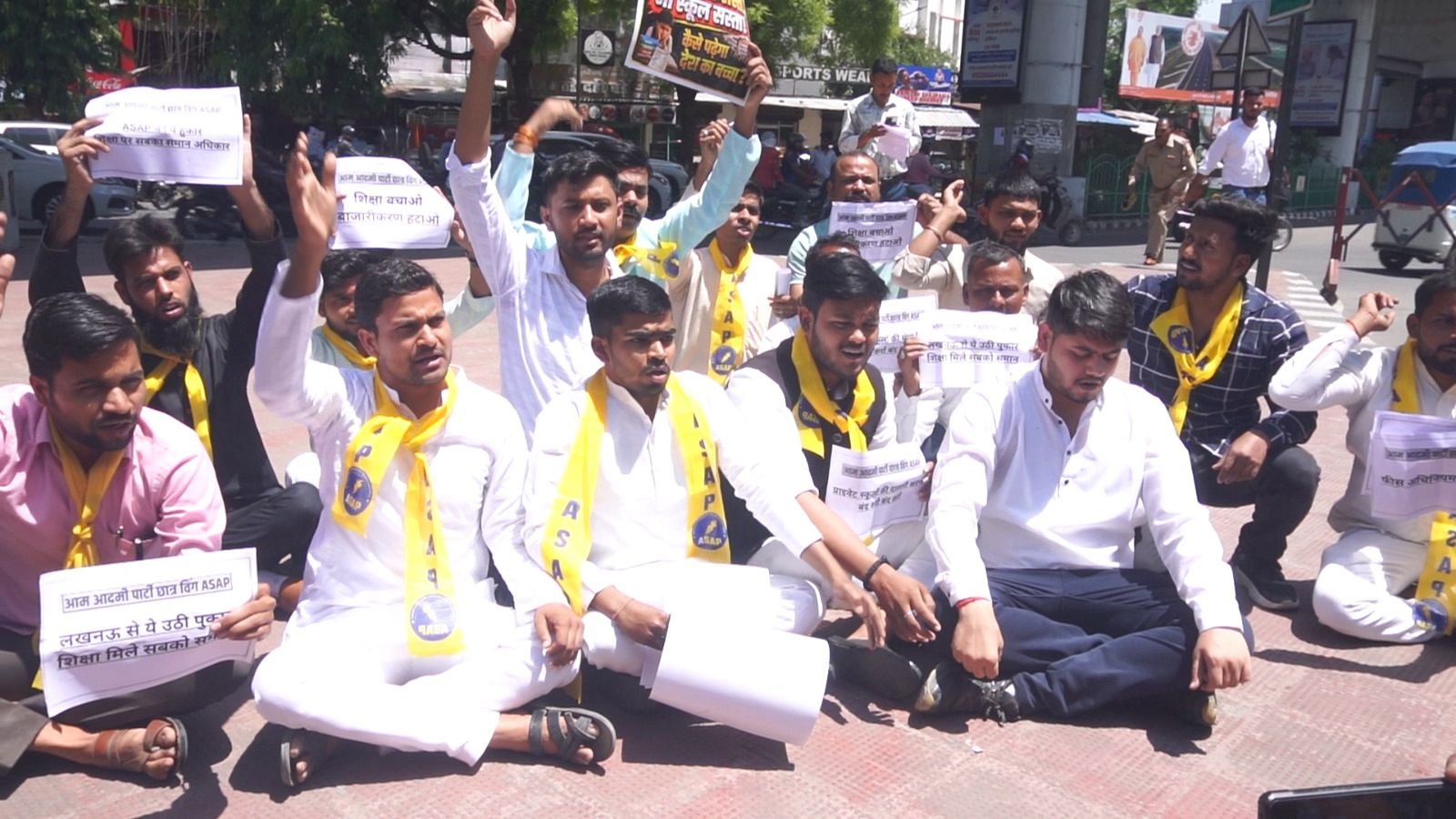 Lucknow: प्राइवेट स्कूलों की फीस बढ़ोतरी के खिलाफ AAP का हल्ला बोल