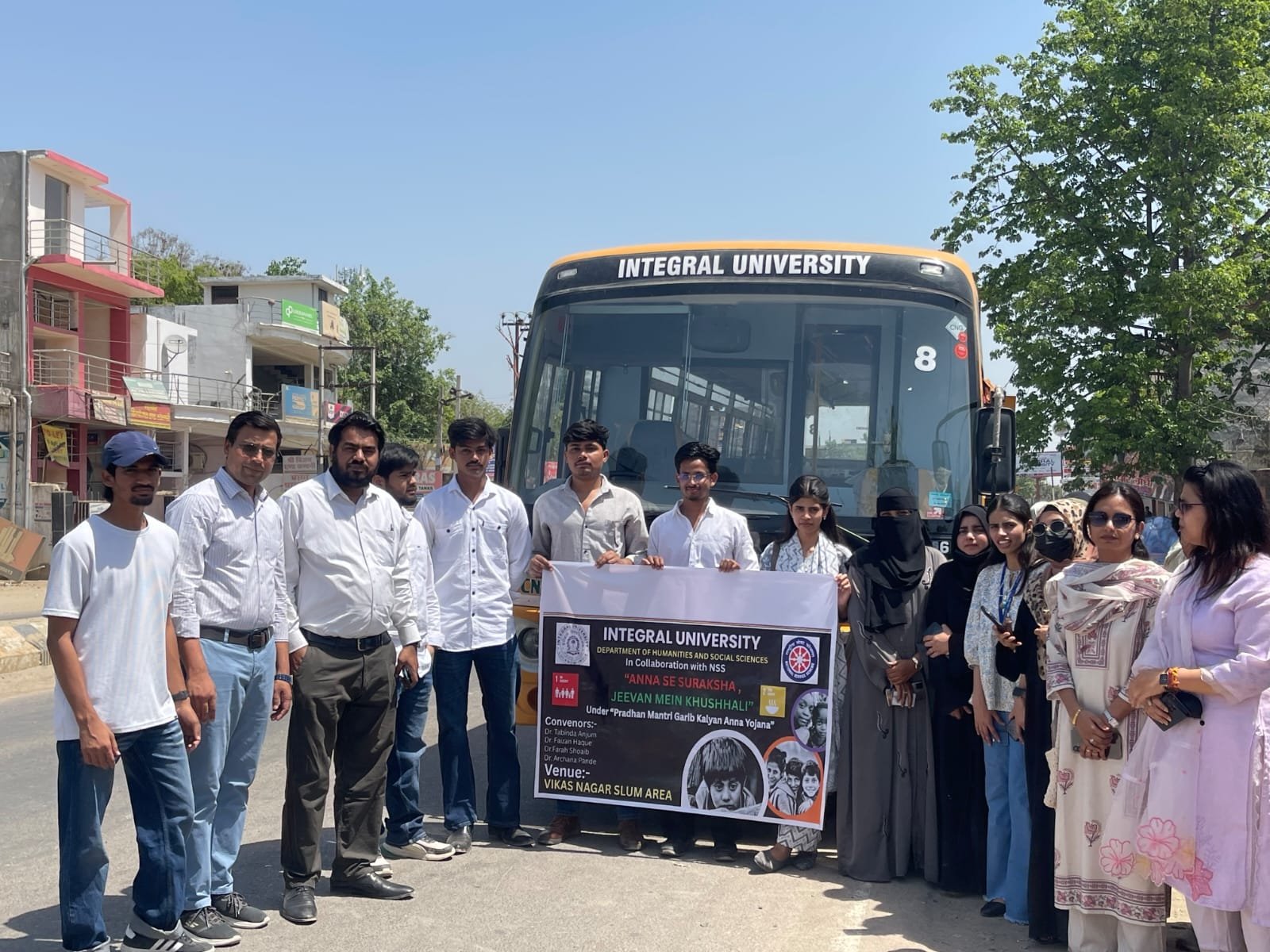 Lucknow: इंटीग्रल विश्वविद्यालय ने अग्नि-प्रभावित बस्ती में पहुँचाई राहत