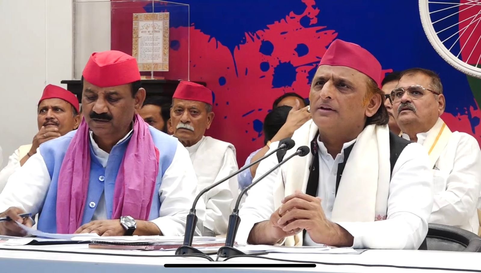 Akhilesh Yadav: यूपी के गुंडों को भी उल्टा लटकाकर सीधा किया जाए