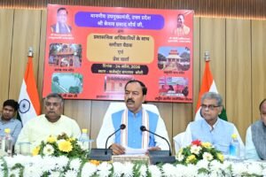 Bareilly: डिप्टी सीएम ने की समीक्षा बैठक, स्थानीय स्तर पर समस्याओं के निराकरण पर दिया जोर