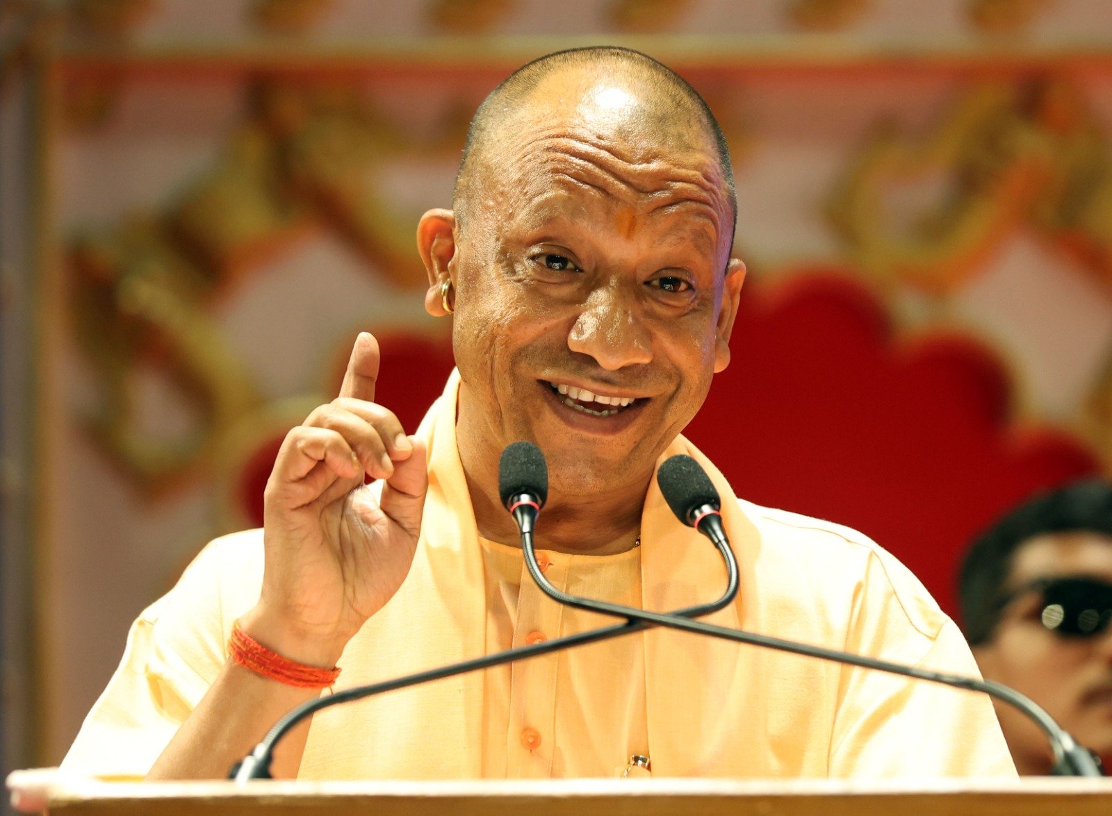 देश को लूटने वाले राष्ट्रद्रोहियों से सावधान रहें: सीएम योगी