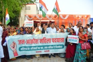 Bhadohi: जनआक्रोश मार्च में शामिल हुए एके शर्मा, कहा- महिला अधिकारों पर राजनीति अस्वीकार्य