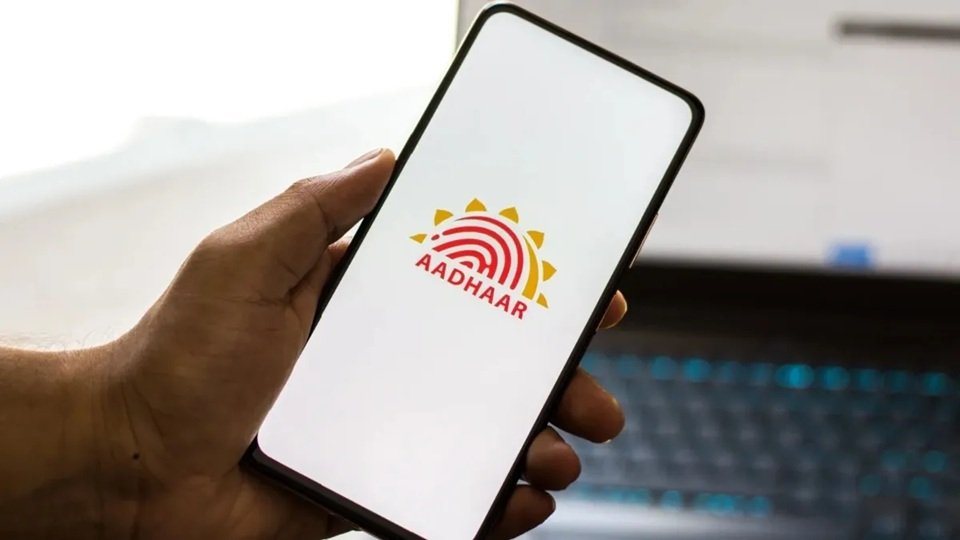 Aadhar: फोन में आधार ऐप पर पीछे हटी सरकार! नहीं करना होगा प्री-इंस्टॉल