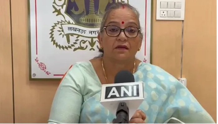 Lucknow: अखिलेश यादव की मां पर टिप्पणी का विवाद बढ़ा, मेयर सुषमा खर्कवाल ने दी सफाई