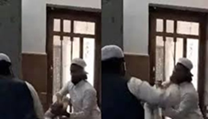 Viral Video: पापा-पापा चिल्लाता रहा बच्चा, मौलाना बरसाते रहे डंडे!