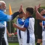 PM Modi: हजारों करोड़ की सौगात देने से पहले युवाओं संग प्रधानमंत्री ने खेला फुटबॉल