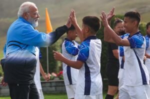 PM Modi: हजारों करोड़ की सौगात देने से पहले युवाओं संग प्रधानमंत्री ने खेला फुटबॉल