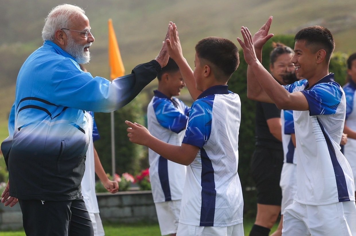 PM Modi: हजारों करोड़ की सौगात देने से पहले युवाओं संग प्रधानमंत्री ने खेला फुटबॉल