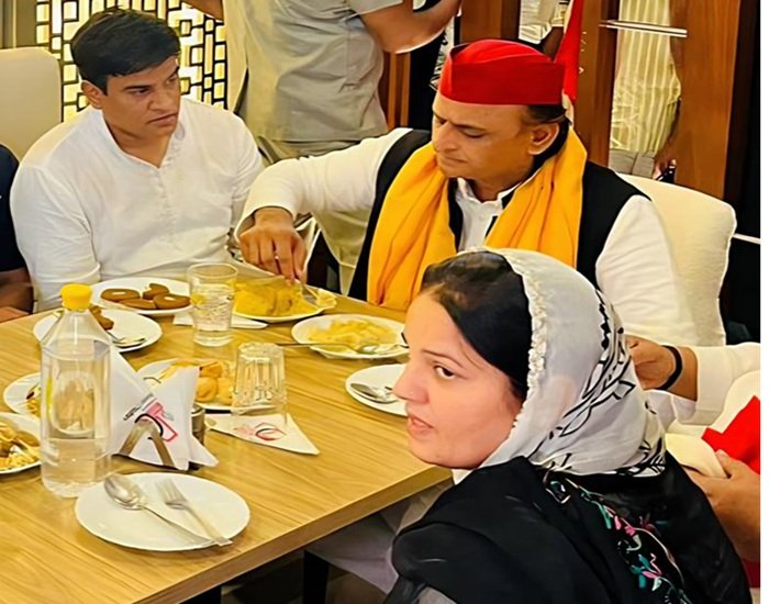 Akhilesh से मिले इरफान सोलंकी, पत्नी नसीम सोलंकी भी रहीं साथ, तेज हुई सियासी हलचल