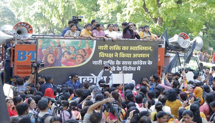 Politics: महिला आरक्षण पर भाजपा आक्रोशित, राहुल गांधी के आवास के बाहर किया प्रदर्शन