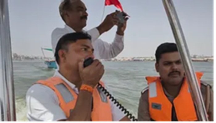 Varanasi: मथुरा हादसे के बाद गंगा घाट पर बढ़ी सतर्कता, नियमों की अनदेखी पर 12 नाव सीज