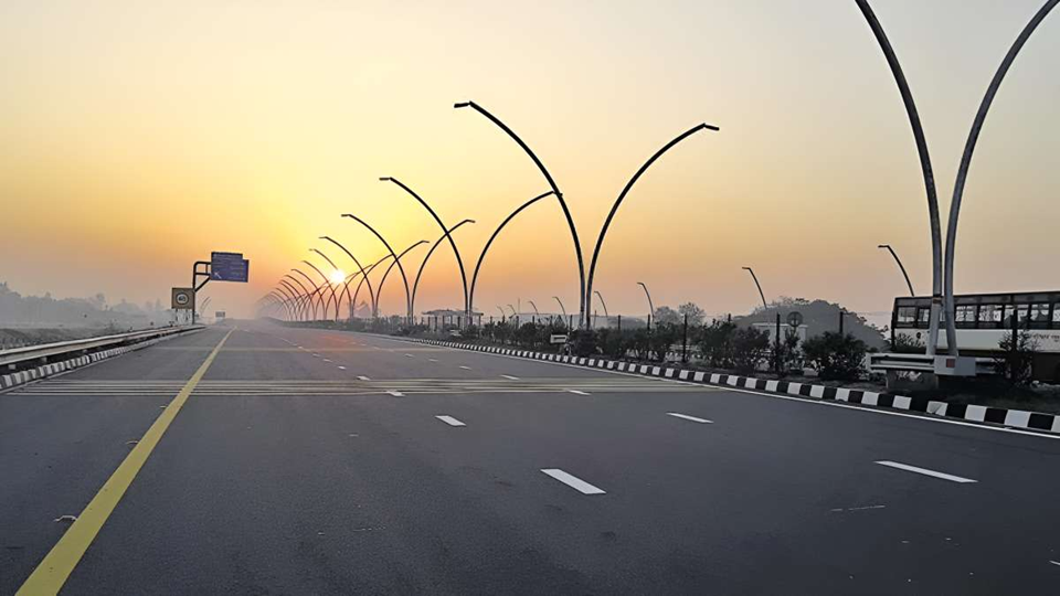 UP Toll Tax: एक्सप्रेसवे पर सफर करना महंगा, बढ़ गए टोल के दाम