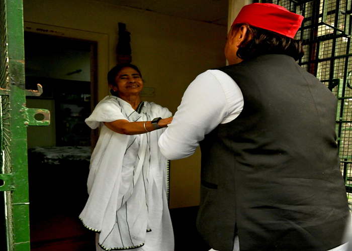 Akhilesh-Mamata Meet: ‘भैया’ और ‘दीदी’ की मुलाकात, सपा मुखिया बोले- आप हारीं नहीं
