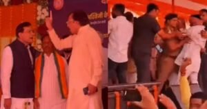 मऊ में मंच पर भिड़े मंत्री एके शर्मा और सपा सांसद राजीव राय, कार्यकर्ताओं में भी हुई धक्का-मुक्की