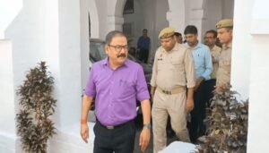 मोदी-योगी की अपील पर आवास से पैदल ऑफिस पहुंचे बरेली डीएम, हफ्ते में दो दिन रहेगा ‘नो व्हीकल डे’