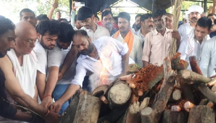 पंचतत्‍व में विलीन हुए प्रतीक यादव, ससुर ने दी मुखाग्नि; अखिलेश ने चिता पर रखी लकड़ी